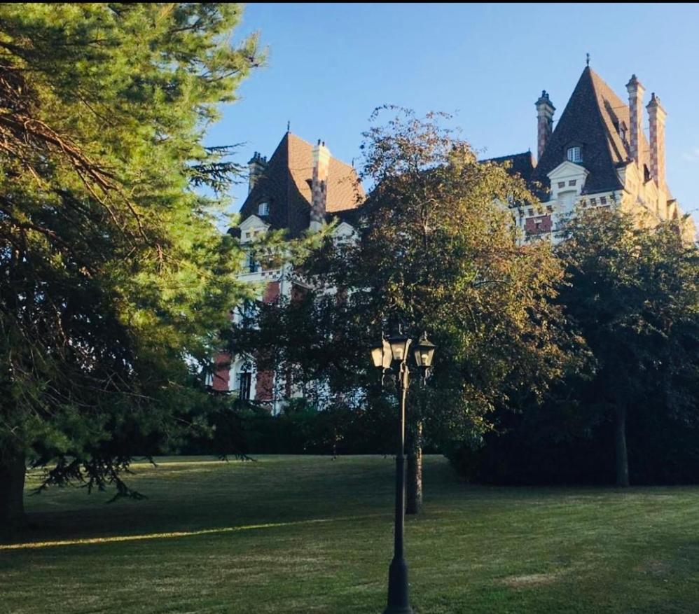 Un Appartement Dans Un Chateau Довиль Экстерьер фото