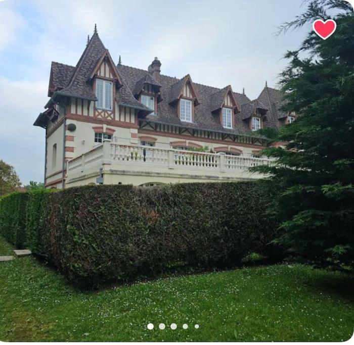 Un Appartement Dans Un Chateau Довиль Экстерьер фото